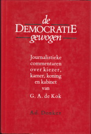 KOK, G.A. DE - De democratie gewogen. Journalistieke commentaren over kiezer, kamer, koning en kabinet