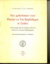 GULIK, E. VAN / VERVLIET, H.D.L. - Een gedenksteen voor Plantijn en Van Raphelingen te Leiden waarin opgenomen de Catalogus Librorum Resiuorum Tabernae Raphellengianae