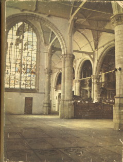 RIJKSEN, MR. A.A.J - Gespiegeld in kerkeglas. Hollands leed en vreugd in de glasschilderingen van de St. Janskerk te Gouda