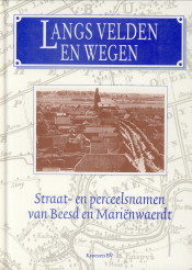 KRUIJFF, GERT DE; BLOMMERS, BERT - Langs velden en wegen. Straat- en perceelsnamen van Beesd en Marinwaerdt