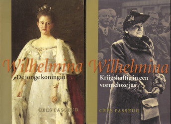 FASSEUR, CEES - Wilhelmina de jonge koningin /Wilhelmina krijgshaftig in een vormeloze jas Twee delen