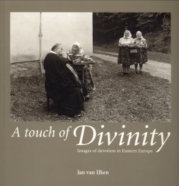IJKEN, JAN VAN (PHOTOGRAPHS), GROEN, BERT (INTRODUCTION) - A touch of divinity. images of devotion in Eastern Europe