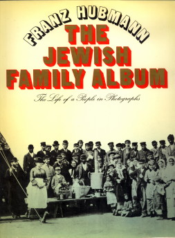 HUBMANN, FRANZ, TEXT BY KOCHAN, MIRIAM AND LIONEL - The Jewish family album. The life of a people in photographs