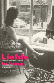 WILDT, ANNEMARIE DE / ARNOLDUSSEN, PAUL - Liefde te koop. Vier eeuwen prostitutie in Amsterdam. Zes wandelingen