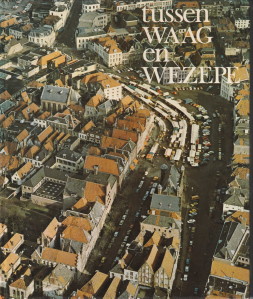 KOCH, DR. A.C.F. / BRANDS, A.M - Tussen Waag en Wezepe. Fragmenten uit de geschiedenis van Deventer, Diepenveen, Schlakhaar, Colmschate en Wesepe met een bijdrage over de geschiedenis van de Raiffeisenbanken en Boerenleenbanken en van de Cooperatieve Raiffeisenbank 