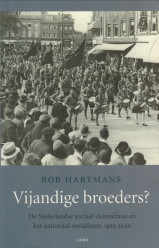 HARTMANS, ROB - Vijandige broeders. De Nederlandse sociaal-democratie en het nationaal-socialisme, 1922 - 1940